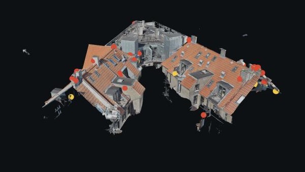 3D-model af etageejendom på Vesterbro med 53 registrerede skader markeret i rødt og gult
