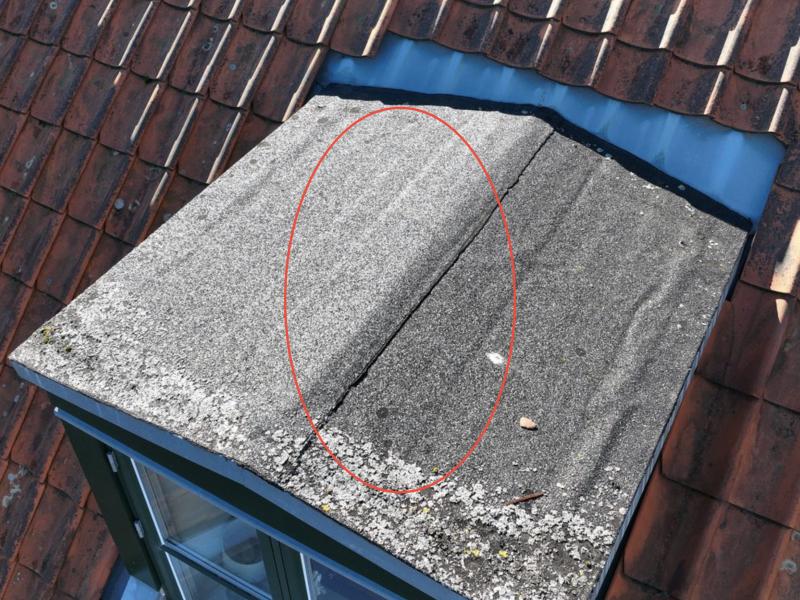 Åben samling i tagpap på kvistens flade tag, set fra drone